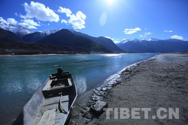 前往林芝扎西绕登乡经过的一处河流的美景