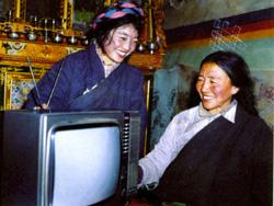 藏北牧民家普遍用上了电视机