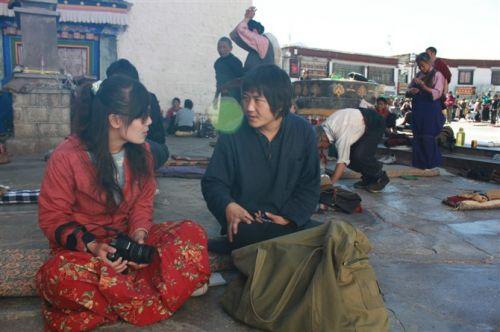 《看不见的藏漂》2009年冬天，我在大昭寺的门口再次碰见苗荣。