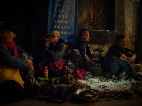 《看不见的藏漂》2009年北京中路上的藏漂们。顾野生摄，