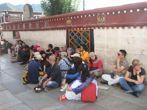 《看不见的藏漂》2009年大昭寺门口坐了一大批来自天南地北的藏漂。