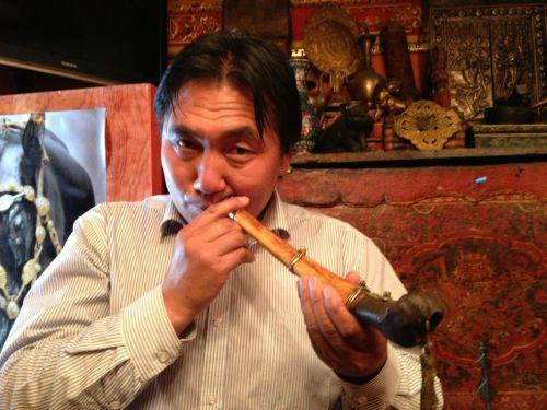 《则介》收藏家则介在吹人腿骨做的法号。顾野生摄。
