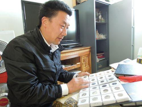 《三万枚古钱币》图为王宜文。顾野生摄。