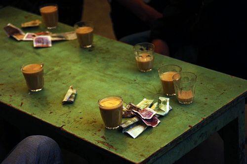 《看不见的茶馆》穿白褂的阿佳添完茶后，会在桌上拿去六毛钱。彦哲摄