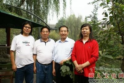 万果教授（左二）与中央候补委员、青海省海南州州委书记旦科（左三）、藏人文化网总裁旺秀才丹（左一）、藏人文化网总编辑才旺瑙乳在一起