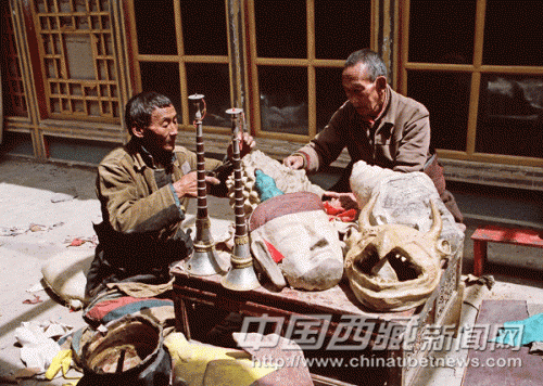 民间艺人制作面具