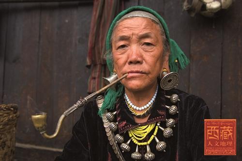不过现在的僜人妇女已经改变了审美，不再像过去那样佩戴巨大而夸张的耳饰，所以已经难觅僜人妇女当年的风情。