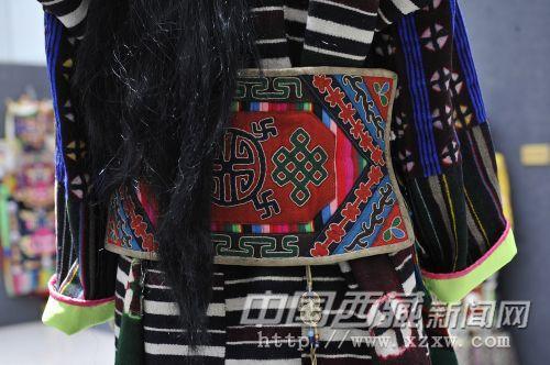 措美县扎扎女子配饰
