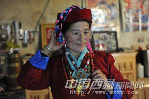 门巴妇女服饰，头饰众多，胸前挂有红珊瑚、蜜蜡等。平时劳动，装饰品较少，到了节日走亲戚时，就盛装打扮，将自己最珍爱的装饰品全部佩戴出来。