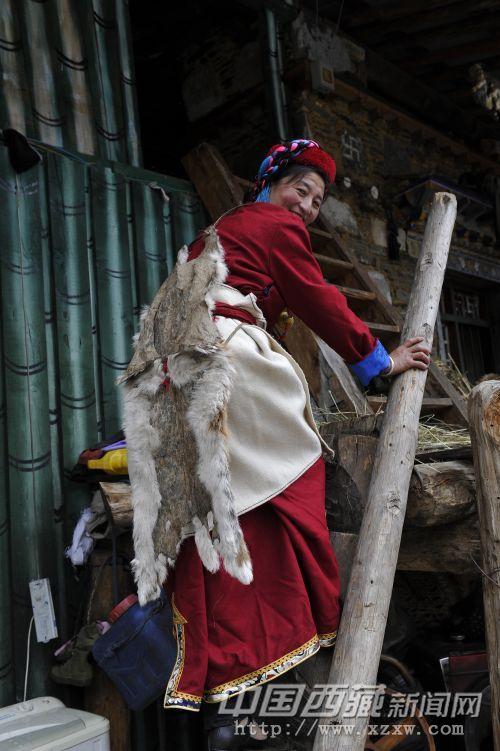 　　门巴妇女服饰，平时出门，妇女背披小牛皮，可以保护衣服，又可保温御寒。