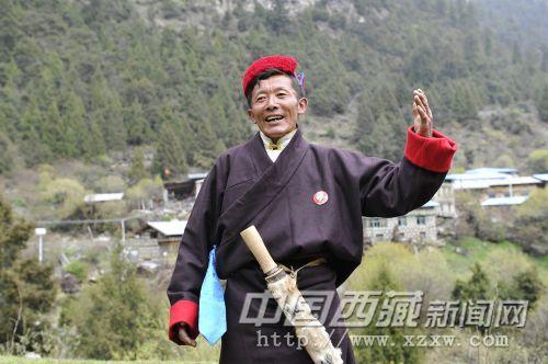 　　门巴男子服饰，多穿赭色布袍或氆氇袍，但比藏族的袍子要短小一些，腰间佩带一把带鞘的砍刀，既是装饰物又作为砍柴和防身的工具。