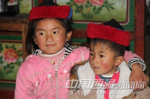 　　门巴小孩平时着装。既有传统门巴服饰的帽子，又有现代流行服饰。