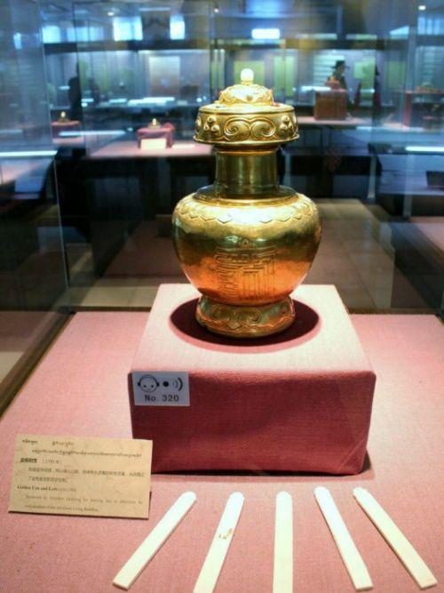 金奔巴瓶（现藏于西藏博物馆）