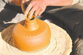 制陶工人正在制作陶器。