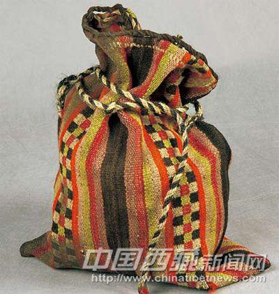 西藏手工编织口袋，颜色艳丽。