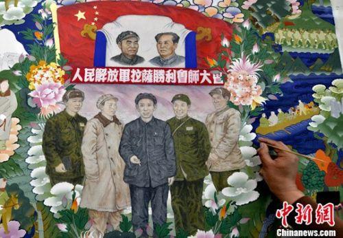 正在绘制中的唐卡《人民解放军拉萨胜利会师大会》