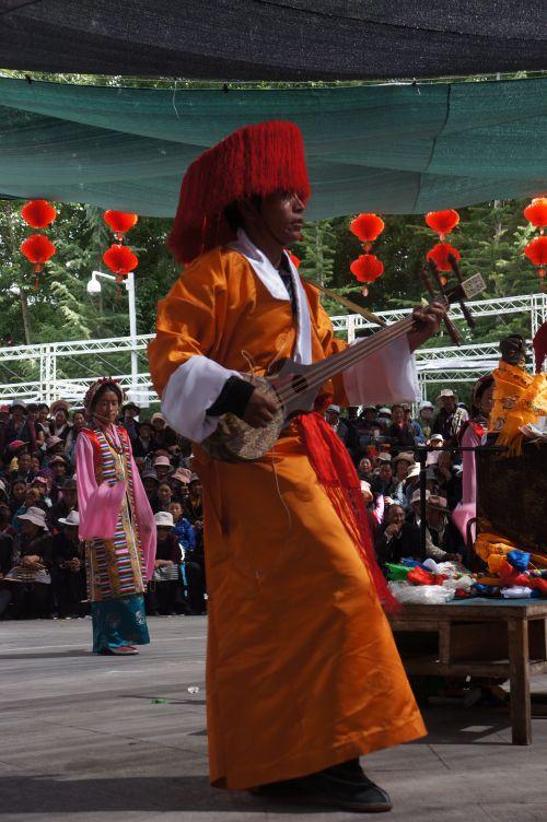 迥巴藏戏中会加入六弦琴弹唱的堆谐表演