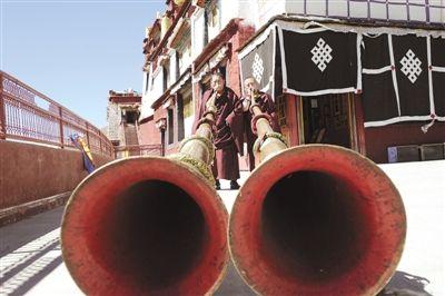  1、直孔噶举派宗教音乐传承人伦白（左）与僧人贡觉旺杰切磋长号吹奏技艺。 西藏日报记者 杨正林 摄