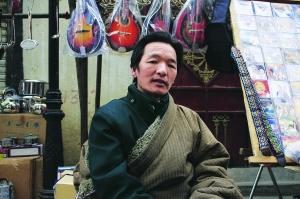 在绕赛巷中卖了4年曼陀铃的扎华非常的朴实