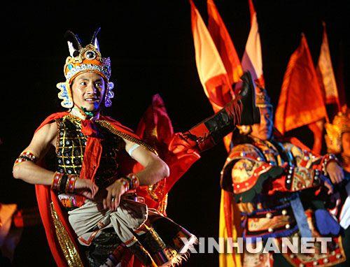 2007年7月26日，在英国首都伦敦，中国西藏色达格萨尔王藏剧团的演员表演藏剧《格萨尔王》。该剧把藏族民歌、舞蹈、圣歌、游戏等传统艺术形式与时尚元素融为一体，向观众展示了藏族史诗《格萨尔王传》的不朽传奇和藏戏的独特魅力。 新华社记者 谢秀栋 摄