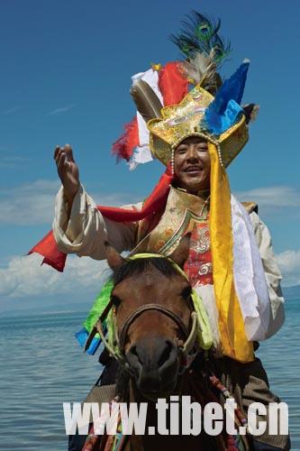 西藏那曲格萨尔说唱艺人次仁索南。降边嘉措摄，诺布旺丹供图。