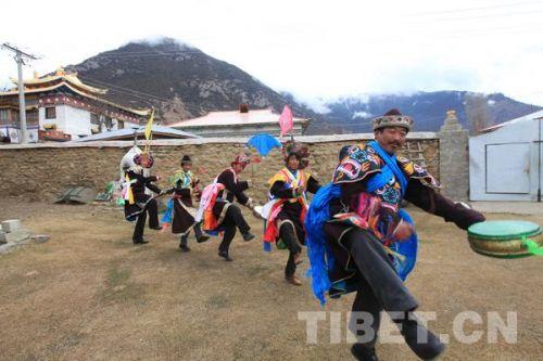 2012年12月21日，桑杰次仁（右前）带领村民跳米纳羌姆舞蹈　摄影：姚浩然