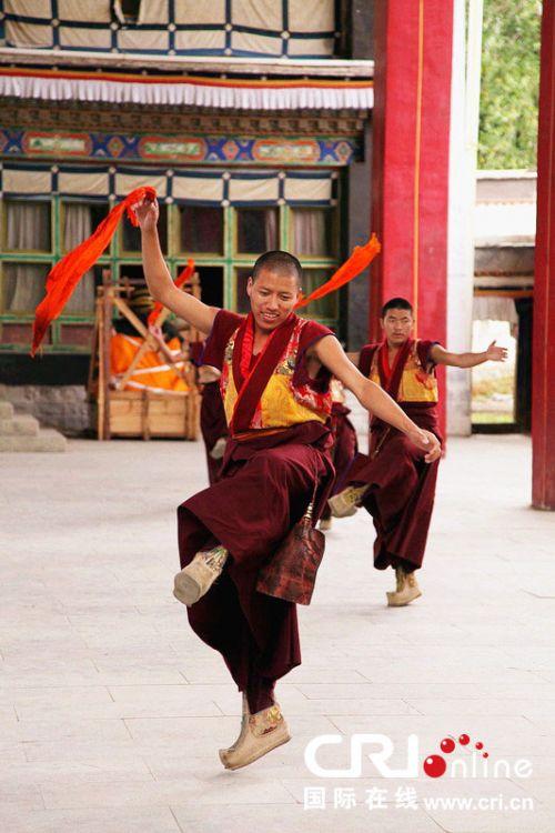 扎什伦布寺羌姆表演。
