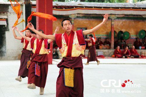 扎什伦布寺羌姆表演。