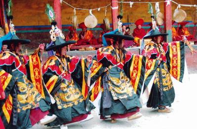 扎什伦布寺羌姆表演。