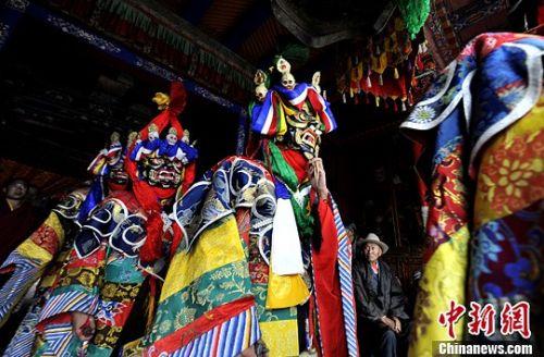西藏山南地区桑耶寺僧人们佩戴面具准备表演神舞。（李林/摄）