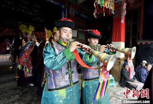 西藏山南地区桑耶寺僧人在神舞表演前吹响唢呐。（李林/摄）