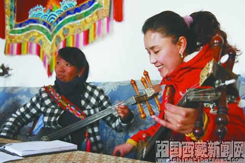 龙日的学生在认真学习扎年琴。龙日希望，学生们能将扎年琴声带到更遥远的地方。 记者 沈未兰 摄