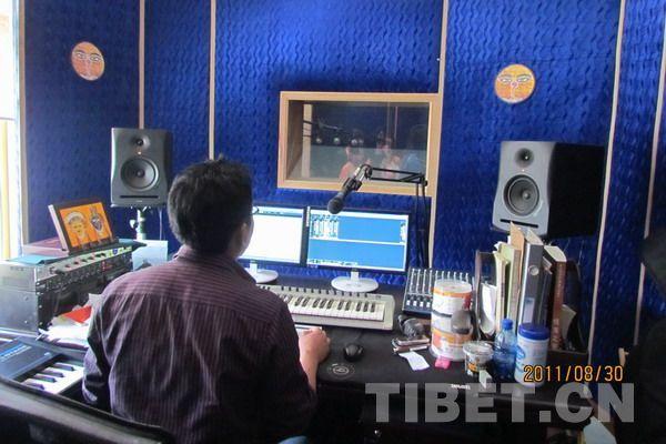 在自己的音乐工作室，金巴实现了自己的梦想