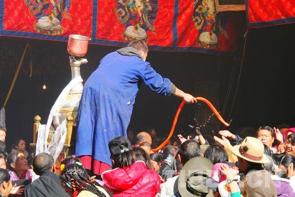 被女神“加持”过的酒很受欢迎