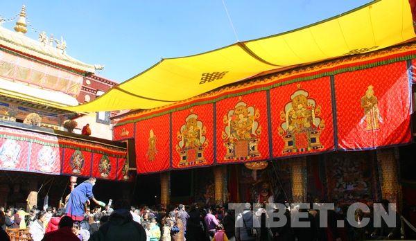 大昭寺将神像安置在外院天井供人朝拜