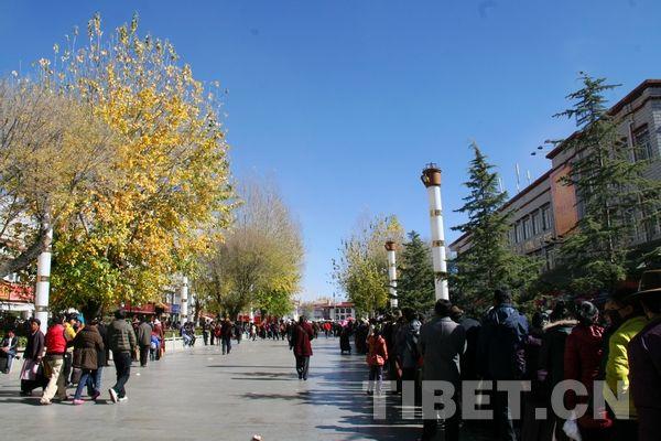 信教群众为进大昭寺绕着八廓街排起了长队