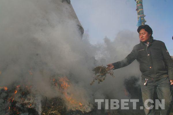 煨桑是“天降节”最重要的祈福活动之一