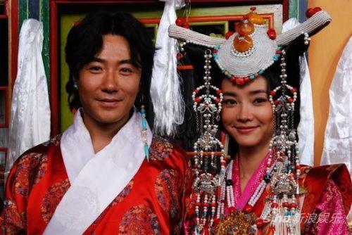  藏式婚礼中的新郎新娘。