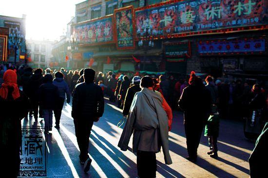 一到冬季，各地藏民都来到大昭寺的八廓街上传经，朝佛。
