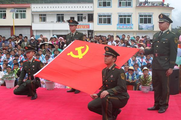 图为该支队官兵参加驻地政府举办的“七一”庆祝活动.jpg