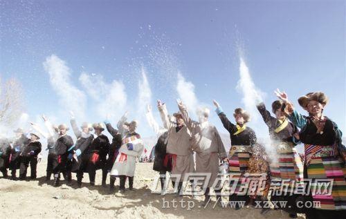 达孜县德庆镇桑珠林村开耕仪式现场。记者 旦增摄