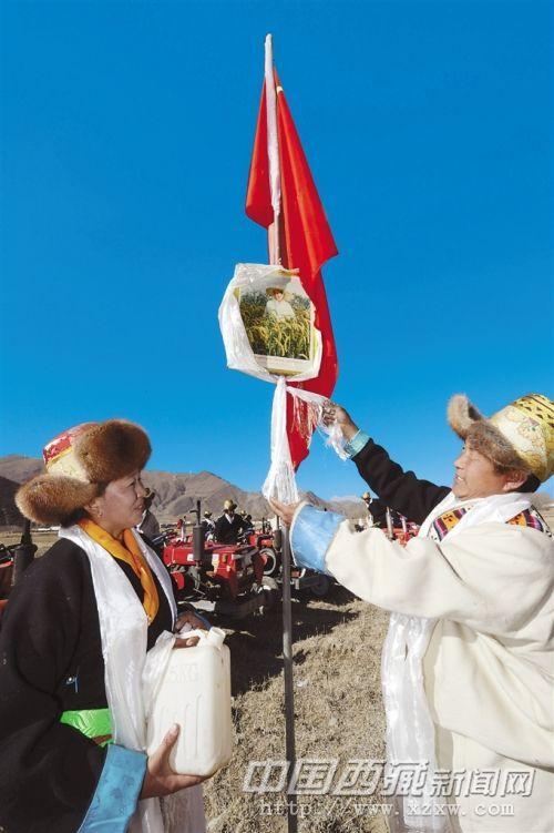开耕仪式上，桑珠林村村民向领袖像敬献洁白的哈达，祝福祖国繁荣昌盛。记者 旦增 摄