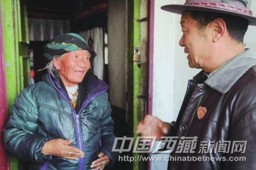 在党的群众路线教育实践活动中，拉萨市城关区丹杰林社区民意组长、66岁的老党员索朗积极为社区群众办实事，做好事，帮助社区里的老人与暂住居民解决实际困难，赢得了社区居民的一致称赞。 图为近日索朗在城关区丹杰林社区钦古巷了解卓玛老人的生活困难。 记者 高加库 摄