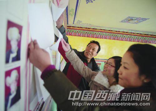 合力谋发展 在党的群众路线教育实践活动中，山南地区扎囊县桑耶镇桑耶社区党员干部在积极为群众做好事、办实事、解难事的同时，还充分征求当地广大群众的意见，建立起一套为社区群众服务的有效体系，真正做到发展为了人民，发展成果与人民共享。 图为近日桑耶镇桑耶社区的党员干部在查阅群众意见书。 本报记者 高加库 摄