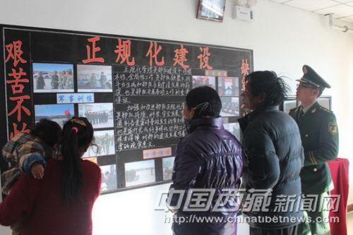 驻地群众观看巴嘎检查站近期正规化建设情况