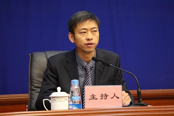 主持人：西藏自治区政府新闻办新闻宣传处副处长 罗铁柱.jpg