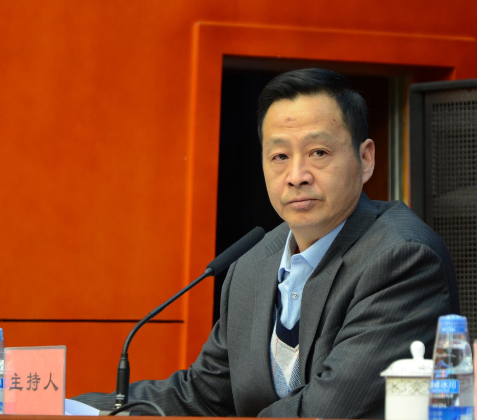 主持人：自治区政府新闻办副主任胡荣国.jpg