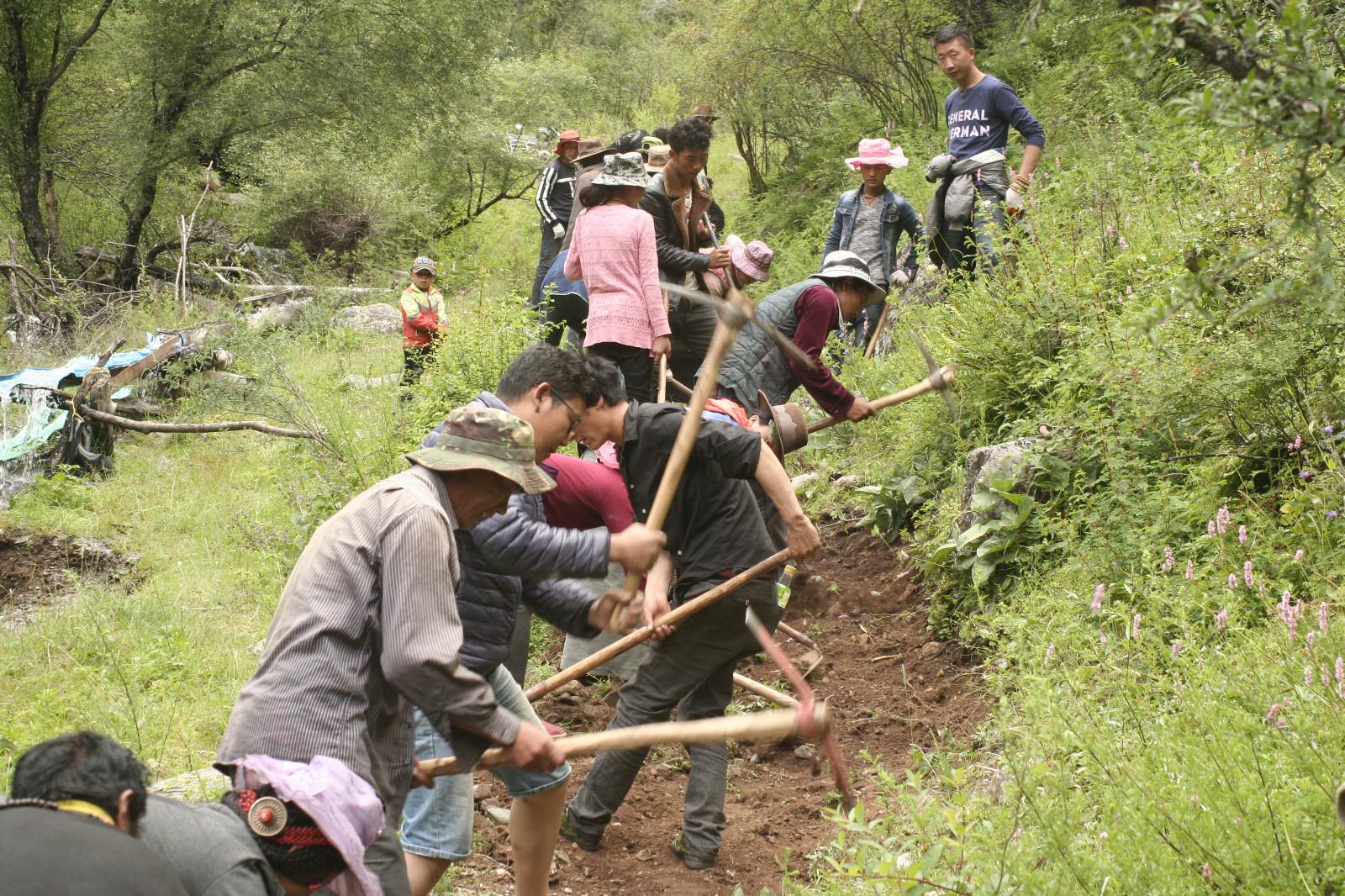 与群众一道修建林区消防通道.JPG