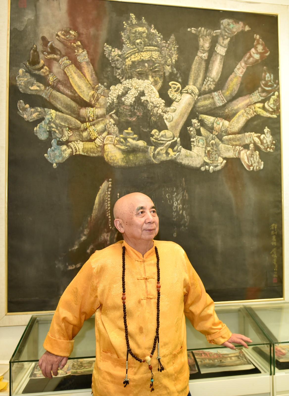 叶星生在画作欢喜金刚布画前.JPG