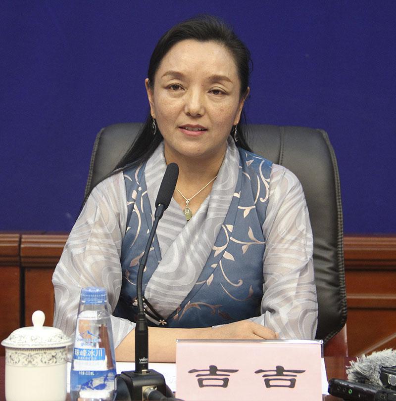 区文化厅非遗处处长 吉吉.jpg